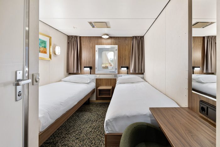 Polar Outside | Twin on lower or upper deck with window (restricted view)